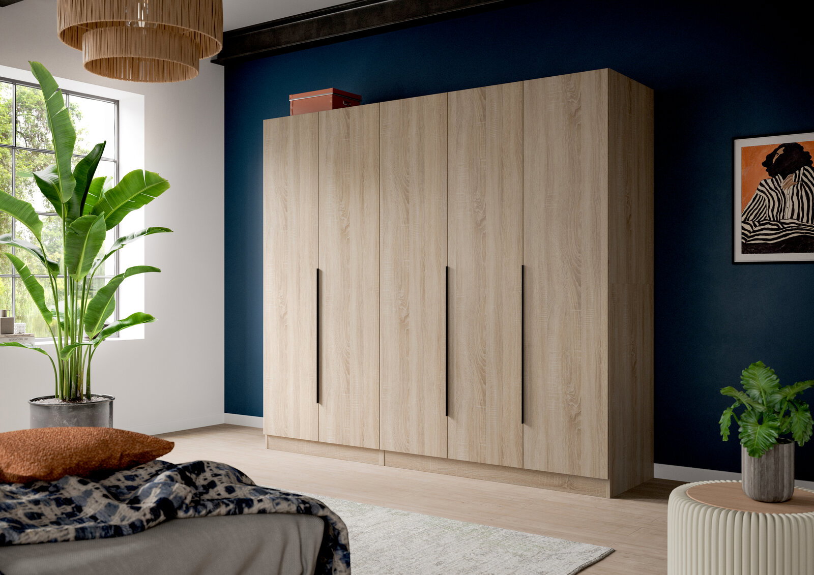 Großer Kleiderschrank in heller Holzoptik mit vier Türen und langen schwarzen Griffen, in einem Schlafzimmer vor dunkelblauer Wand, perspektivisch in leichter Schrägansicht von vorn rechts.