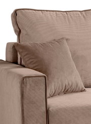 Nahaufnahme eines beigen Schlafsofas in L-Form mit Kissen, Perspektive von der Seite