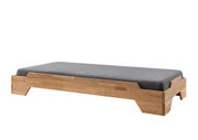 Stapelbett aus Holz mit grauer Matratze, seitliche Perspektive