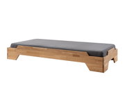 Stapelbett aus Holz mit grauer Matratze, seitliche Perspektive