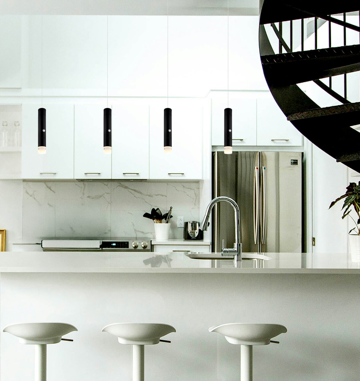 Moderne Akku-Pendelleuchte in einer stilvollen Küchenumgebung, seitliche Perspektive