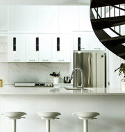 Moderne Akku-Pendelleuchte in einer stilvollen Küchenumgebung, seitliche Perspektive