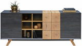 Modernes Sideboard mit grauer und holzfarbener Front, offene Regalfächer und dekorative Gegenstände, Frontalansicht