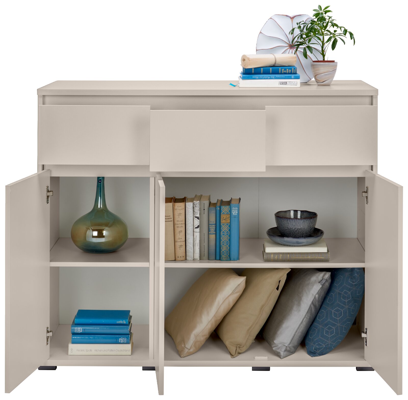 Beigefarbenes Sideboard mit geöffneter Frontansicht, zeigt dekorative Gegenstände wie Bücher, Kissen und Geschirr.