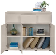 Beigefarbenes Sideboard mit geöffneter Frontansicht, zeigt dekorative Gegenstände wie Bücher, Kissen und Geschirr.