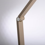 Nahaufnahme einer modernen LED-Tischleuchte in seitlicher Perspektive mit schwenkbarem Arm und minimalistischem Design.