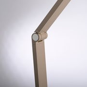 Nahaufnahme einer modernen LED-Tischleuchte in seitlicher Perspektive mit schwenkbarem Arm und minimalistischem Design.