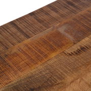 Nahaufnahme der Holzoberfläche eines Esstisches mit natürlicher Maserung, aus der Vogelperspektive aufgenommen.