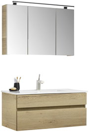 Moderner Badblock mit Holzoptik und Spiegelschrank, seitliche Perspektive