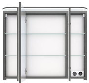 Spiegelschrank mit zwei offenen Türen, zwei Glasböden und integrierter Steckdose, Frontalansicht.