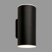 Schwarze zylindrische Akku-Außenwandleuchte von Briloner, seitliche Perspektive