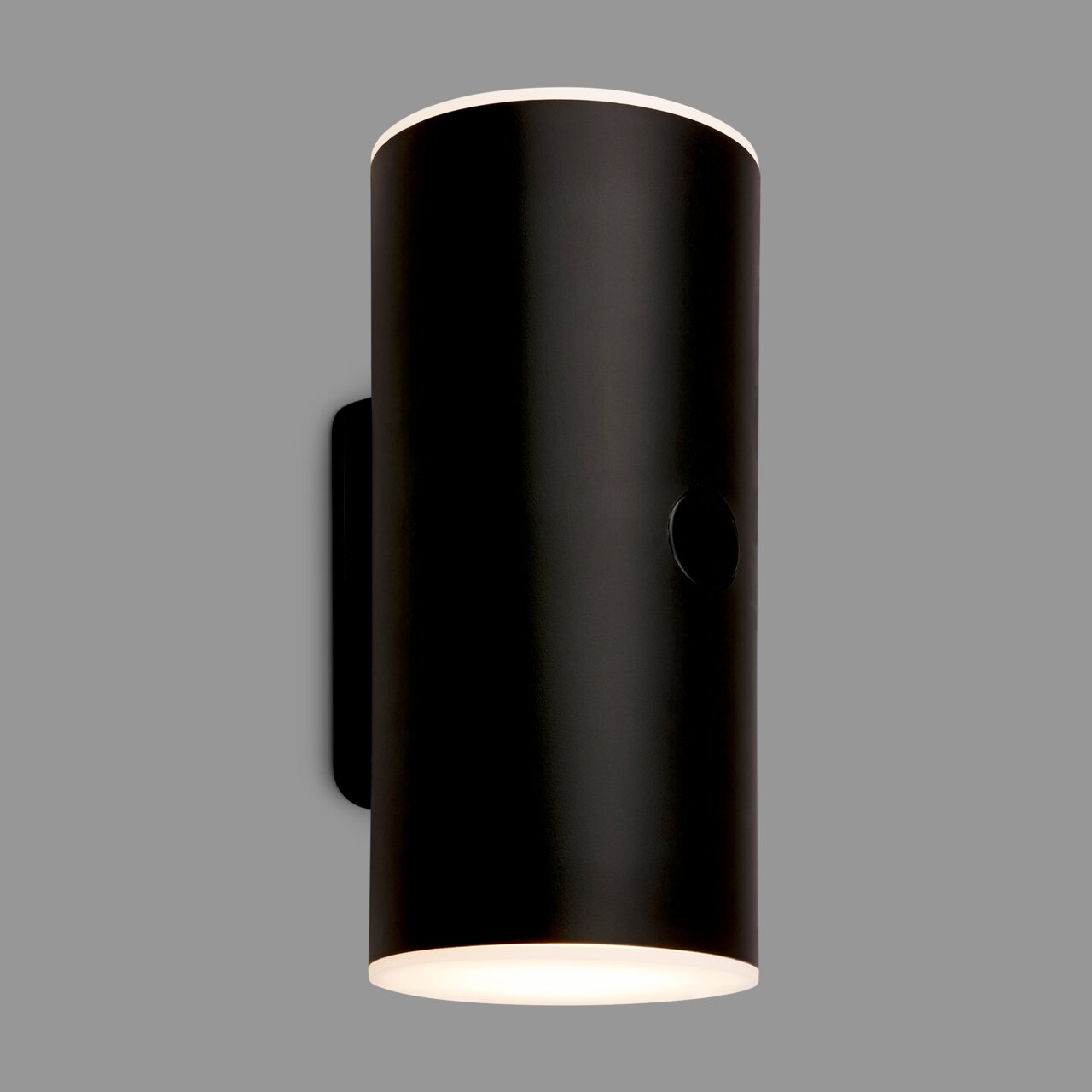 Schwarze zylindrische Akku-Außenwandleuchte von Briloner, seitliche Perspektive