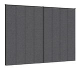 Graues Vorhang Set in Frontalansicht mit mehreren Paneelen