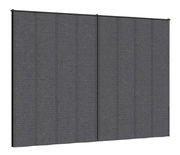 Graues Vorhang Set in Frontalansicht mit mehreren Paneelen