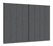 Graues Vorhang Set in Frontalansicht mit mehreren Paneelen
