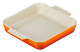 Quadratische Auflaufform aus Keramik in Orange und Rot, seitliche Perspektive