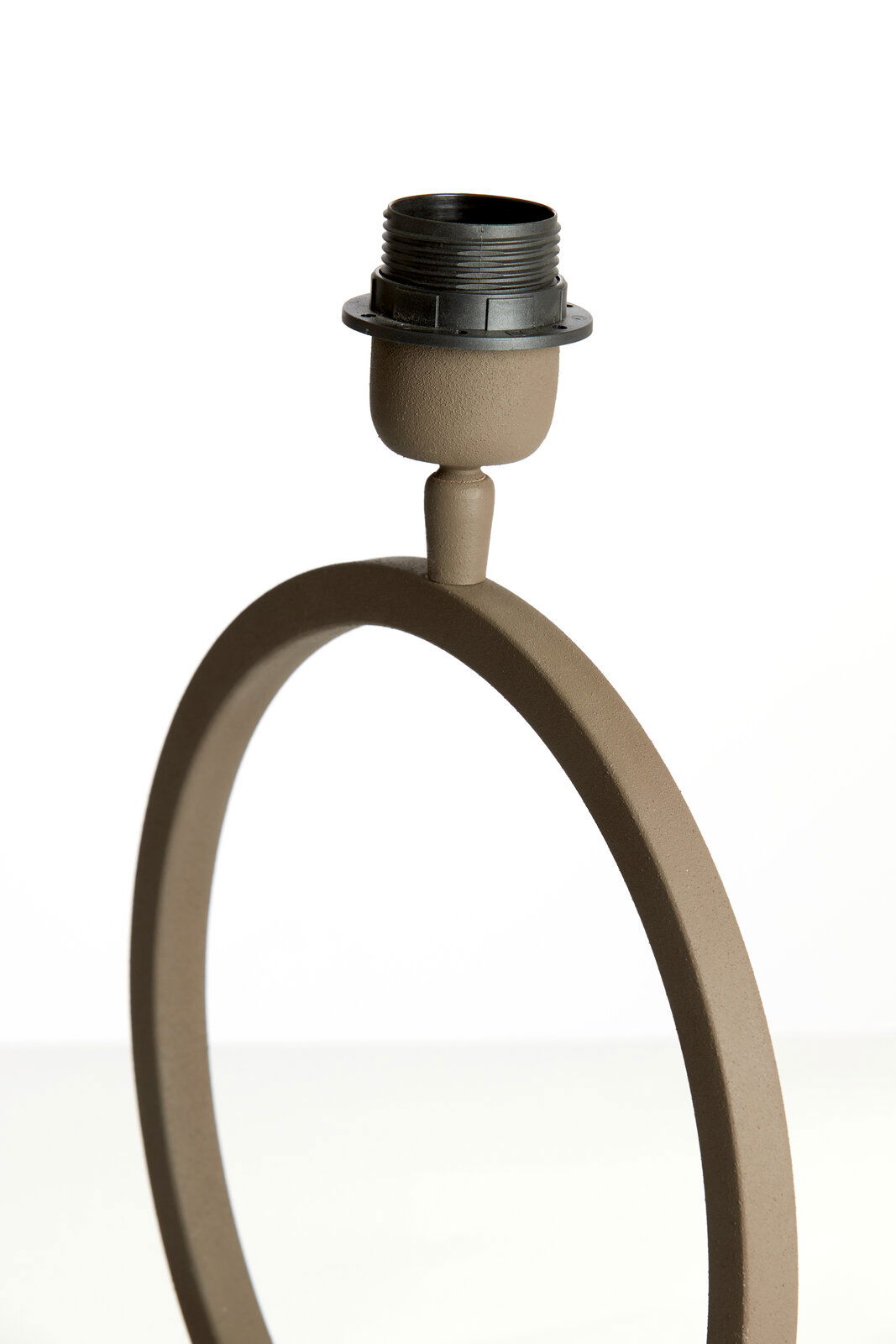 Moderner Lampenfuß in Ringform aus braunem Material, seitliche Perspektive