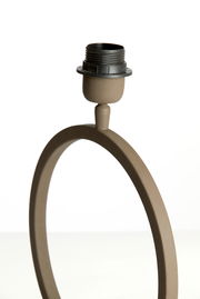 Moderner Lampenfuß in Ringform aus braunem Material, seitliche Perspektive