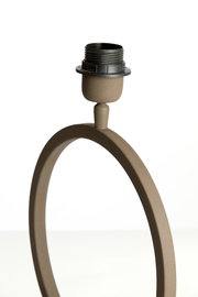 Moderner Lampenfuß in Ringform aus braunem Material, seitliche Perspektive