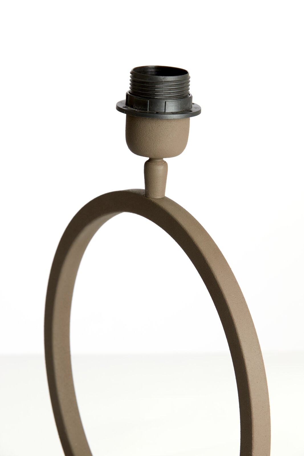 Moderner Lampenfuß in Ringform aus braunem Material, seitliche Perspektive