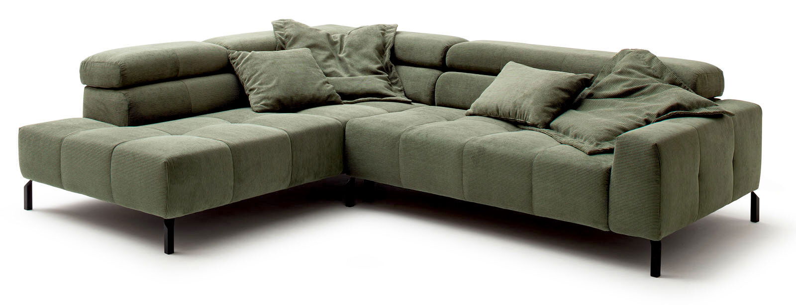 Grünes Ecksofa mit mehreren Kissen, aus der Perspektive von vorne links betrachtet.