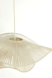 Hängeleuchte aus geflochtenem Material in Nahaufnahme von unten