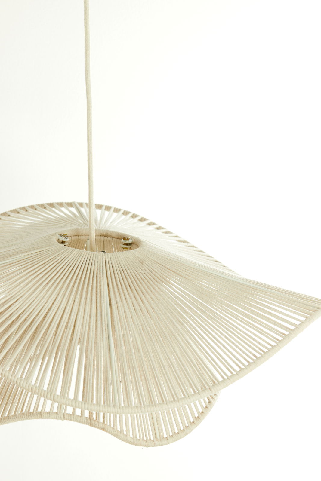 Hängeleuchte aus geflochtenem Material in Nahaufnahme von unten