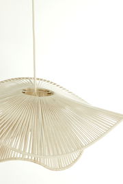 Hängeleuchte aus geflochtenem Material in Nahaufnahme von unten