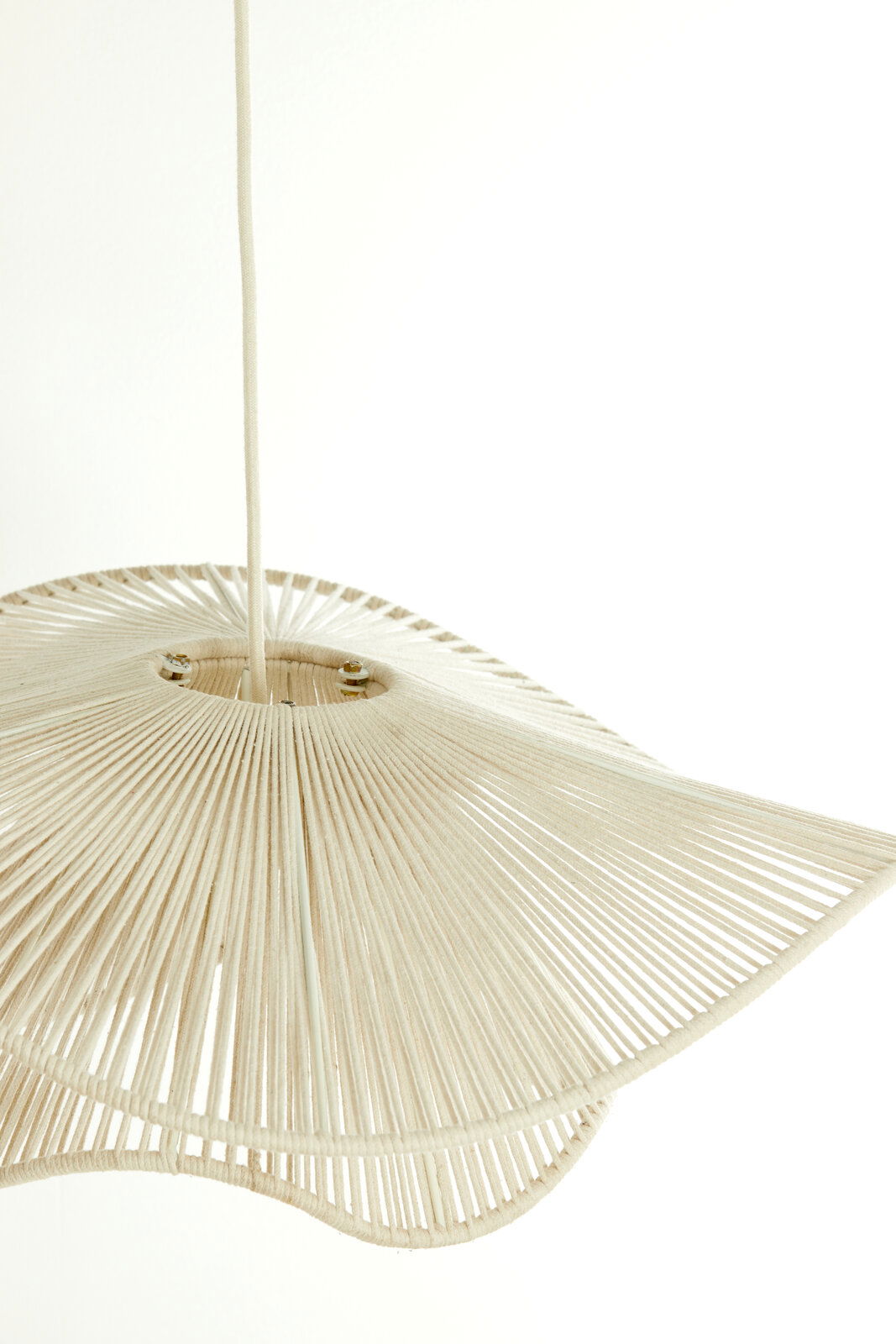 Hängeleuchte aus geflochtenem Material in Nahaufnahme von unten