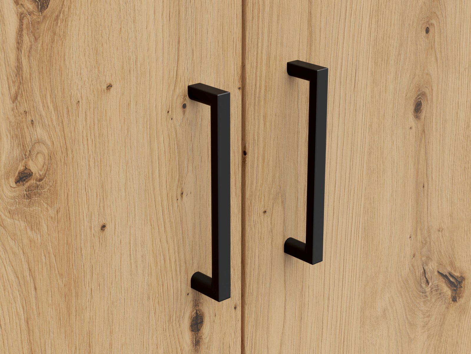 Nahaufnahme von zwei schwarzen Griffen auf einer Holzoberfläche eines Mehrzweckschranks, von vorne betrachtet.