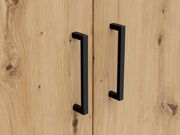 Nahaufnahme von zwei schwarzen Griffen auf einer Holzoberfläche eines Mehrzweckschranks, von vorne betrachtet.