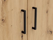 Nahaufnahme von zwei schwarzen Griffen auf einer Holzoberfläche eines Mehrzweckschranks, von vorne betrachtet.