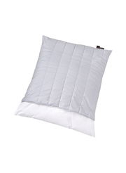 Gestepptes Kissen 80x80cm in Draufsicht mit gemustertem Bezug und Etikett an der Ecke