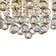 Nahaufnahme einer luxuriösen Deckenleuchte mit funkelnden Kristallanhängern, von unten betrachtet.