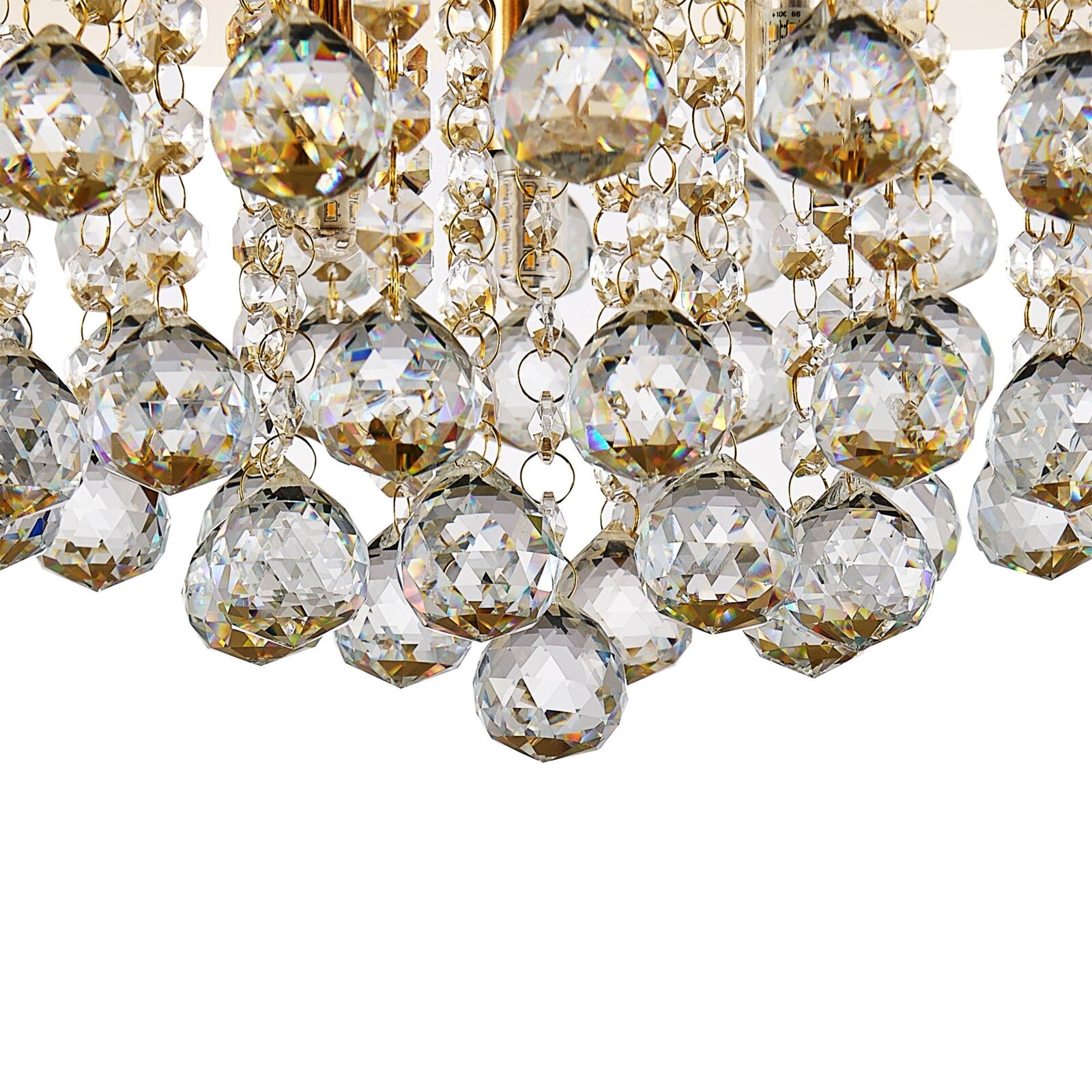 Close-up van een luxe plafondlamp met schitterende kristallen hangers, gezien van onderaf.