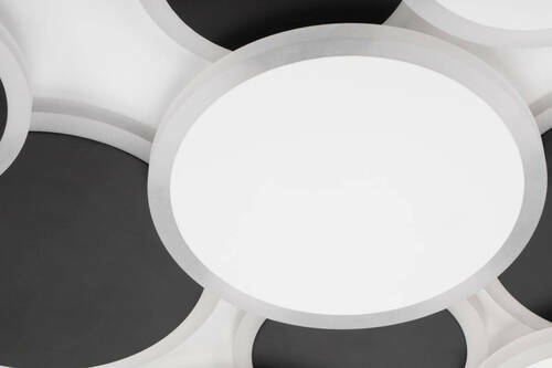 Moderne LED-Deckenleuchte mit runden, überlappenden Elementen in Schwarz und Weiß, aus der Unteransicht fotografiert.