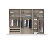 Offener 6-türiger Drehtürenschrank mit mehreren Fächern, Kleiderstangen und Schubladen, gefüllt mit Kleidung und Accessoires, frontal betrachtet.