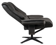 Seitliche Ansicht eines schwarzen Relaxsessels mit Hocker, in Liegeposition auf einem stabilen Metallfuß.