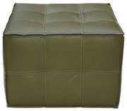 Grüner, quadratischer Hocker aus Leder mit sichtbaren Nähten, frontal fotografiert.