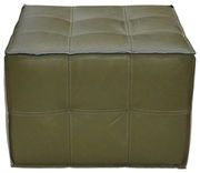 Grüner, quadratischer Hocker aus Leder mit sichtbaren Nähten, frontal fotografiert.