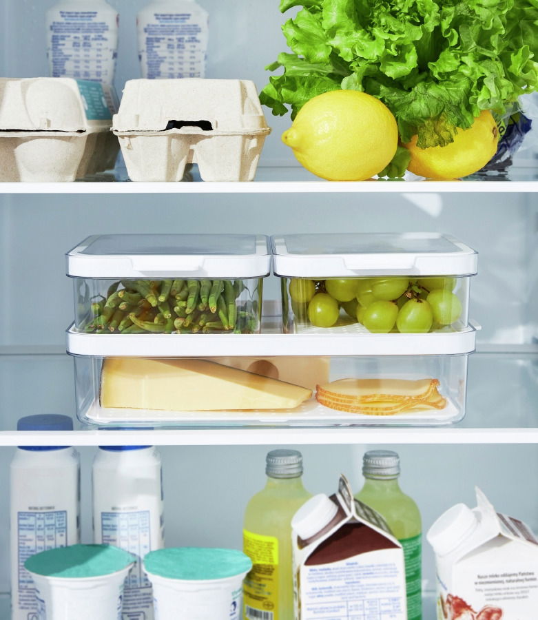 Kühlschrankorganizer 3-teilig, gefüllt mit frischem Gemüse und Obst, seitliche Perspektive