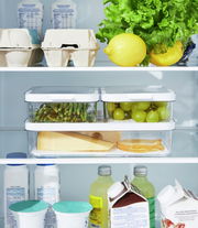 Kühlschrankorganizer 3-teilig, gefüllt mit frischem Gemüse und Obst, seitliche Perspektive