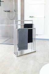 Moderner Handtuchständer aus der Serie WALDI von Zurbrüggen, aus Edelstahl mit zwei Handtüchern, in einem Badezimmer mit Blick auf die Duschkabine.