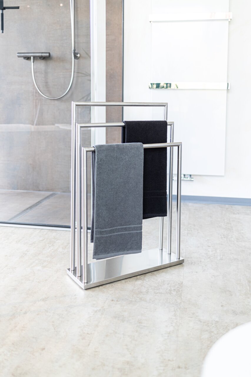 Zurbrüggen Handtuchständer WALDI Moderner Handtuchständer aus der Serie WALDI von Zurbrüggen, aus Edelstahl mit zwei Handtüchern, in einem Badezimmer mit Blick auf die Duschkabine.