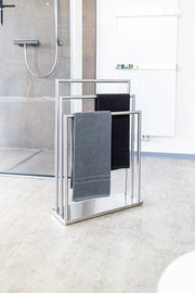 Moderner Handtuchständer aus der Serie WALDI von Zurbrüggen, aus Edelstahl mit zwei Handtüchern, in einem Badezimmer mit Blick auf die Duschkabine.