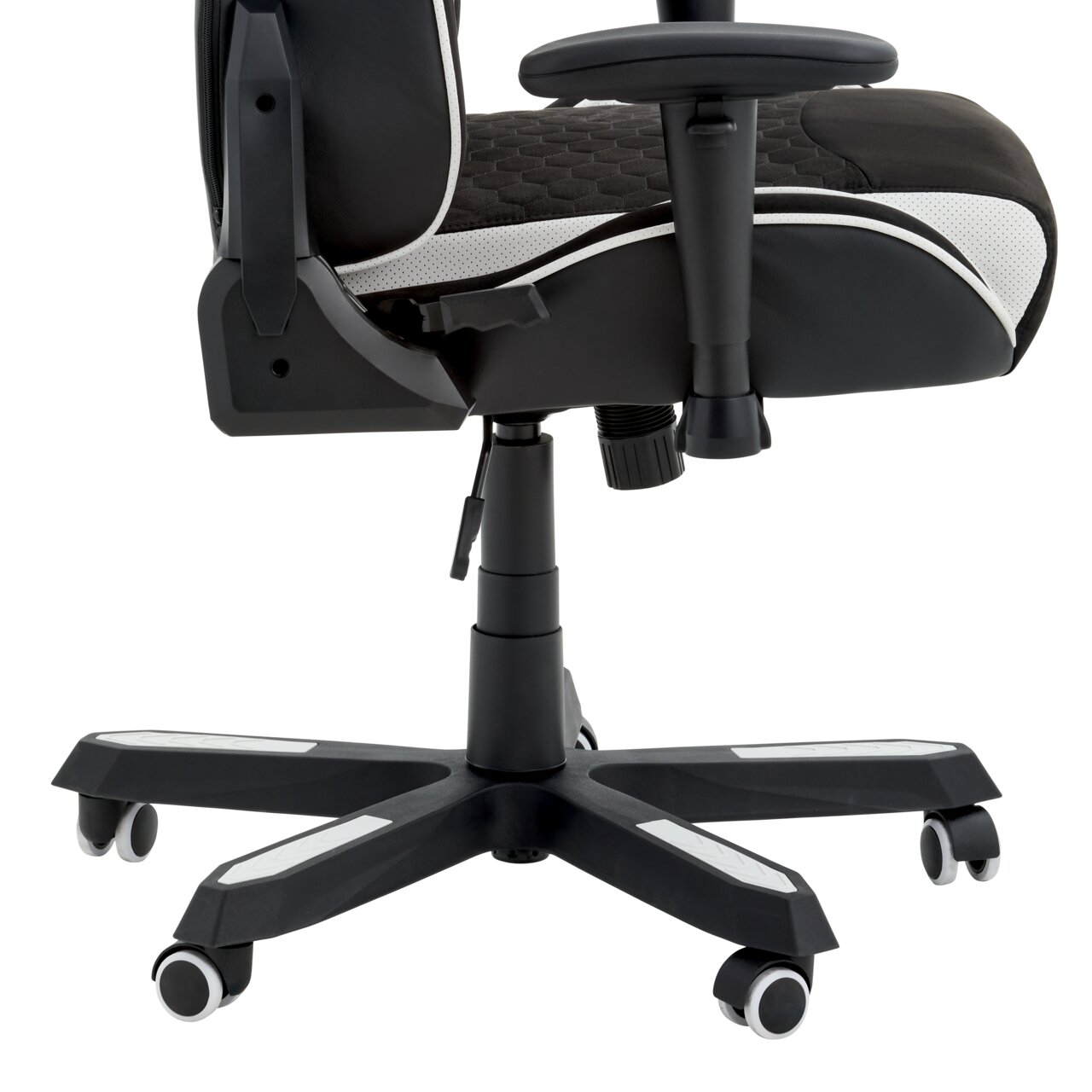 Seitenansicht eines Gaming Stuhls mit verstellbarer Armlehne und stabiler Basis auf Rollen.