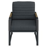 Moderner Gartensessel mit dunklem Polster und Armlehnen aus Holz, Frontalansicht