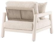 Achterkant van een beige loungestoel met gevlochten rugleuning en gestoffeerde kussens.