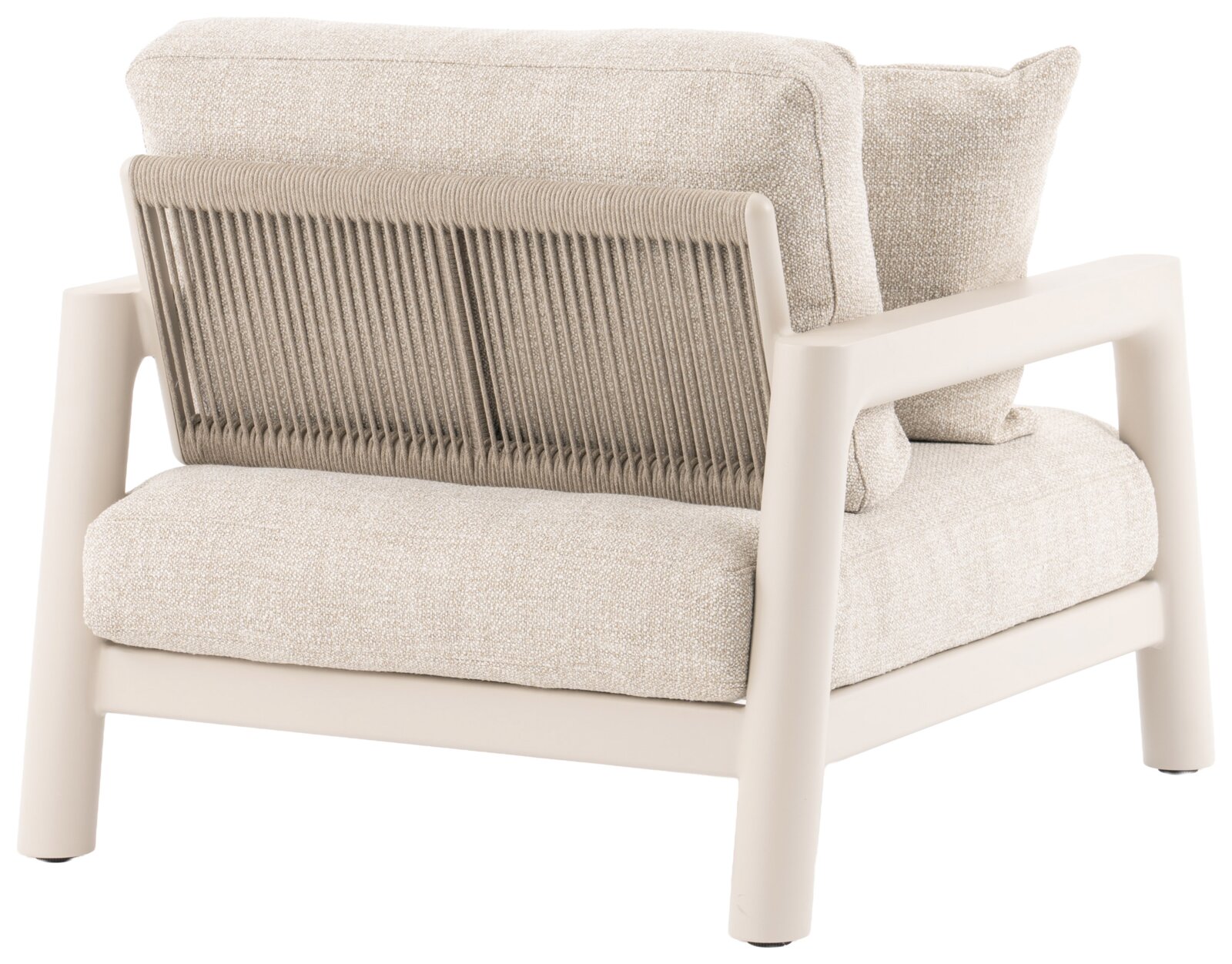 Achterkant van een beige loungestoel met gevlochten rugleuning en gestoffeerde kussens.