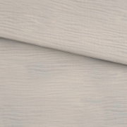 Nahaufnahme aus schräger Draufsicht: hellgraue Holzmaserung-Oberfläche mit überlappenden Paneelen/Platten